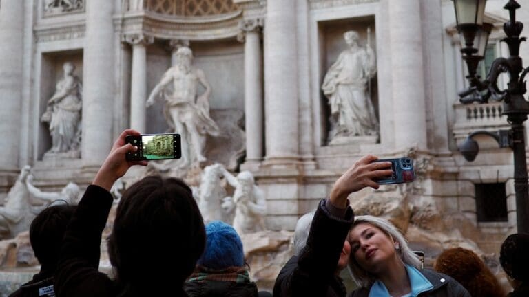 trevi fountain selfie