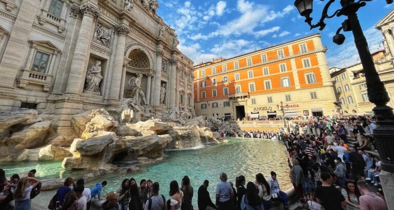 trevi fountain panorama