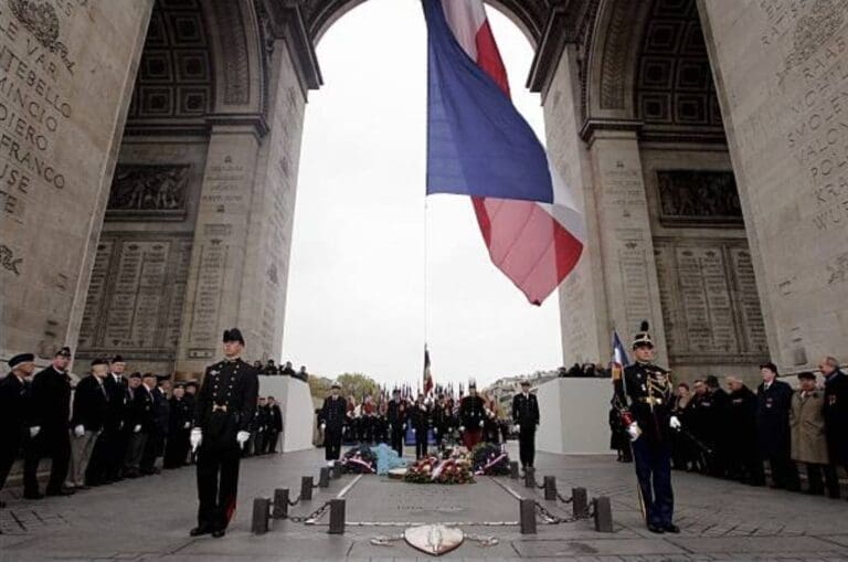 the unknown soldier at the arc de triomphe in paris