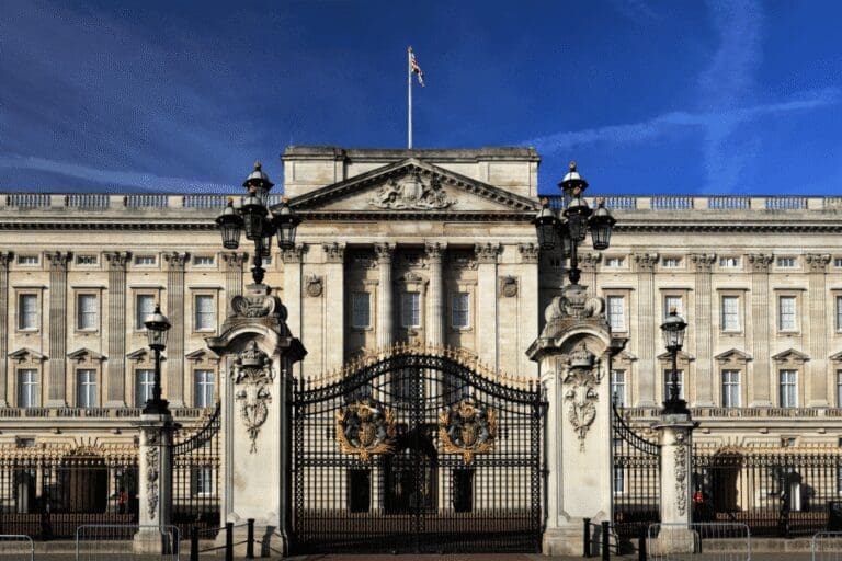 the facade of buckinhgam palace in london