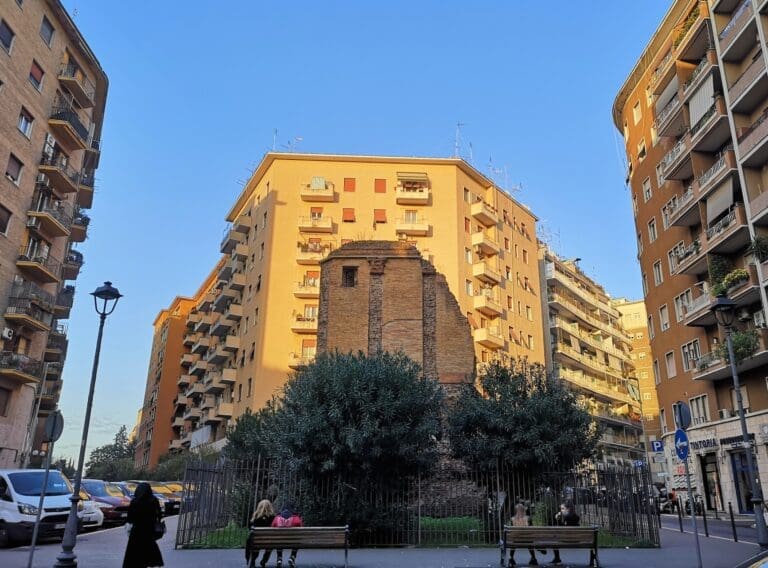 the devil's chair hidden in modern rome