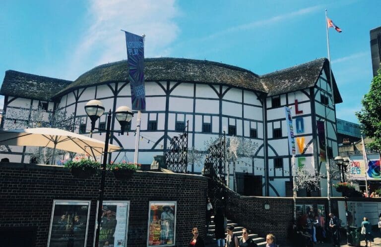 dive into the world of theater at shakepsear'es globe