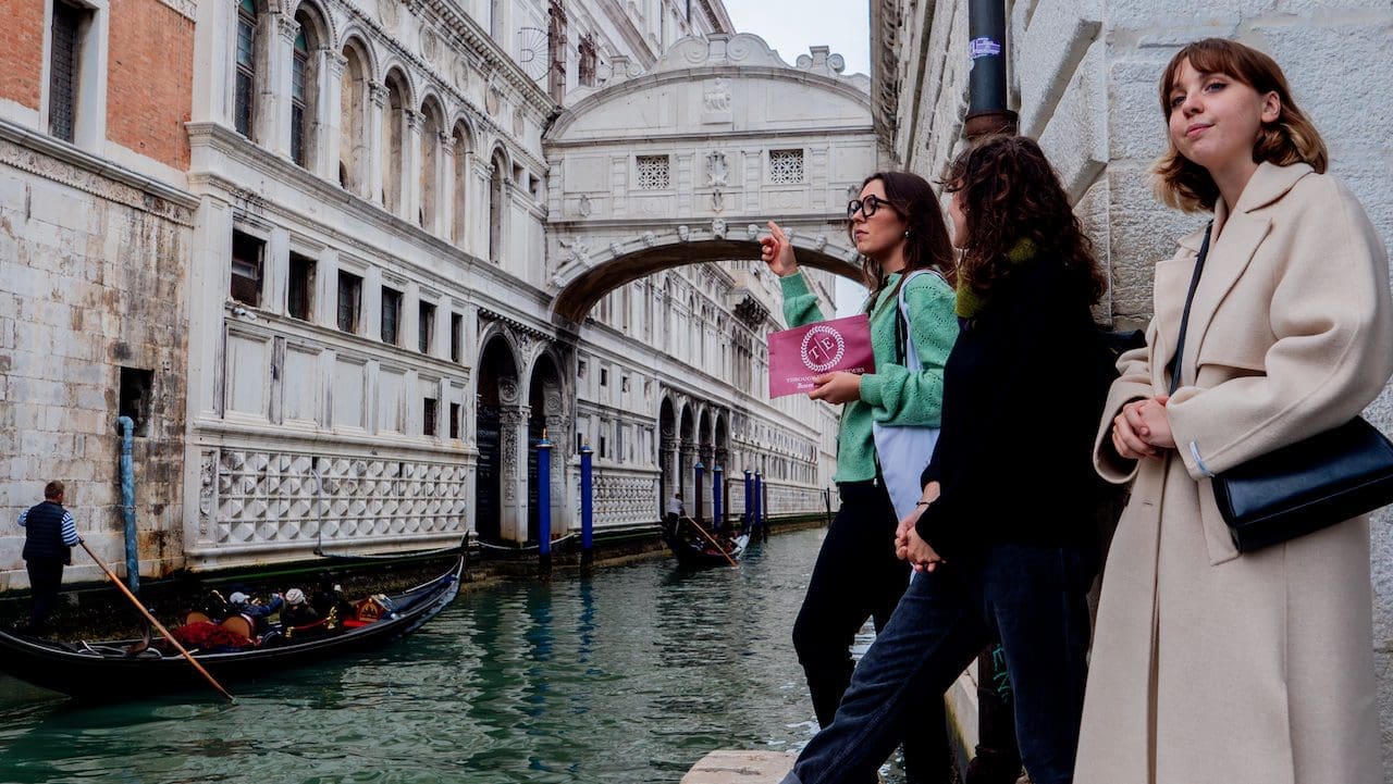 best viewpoints to see the bridge of sighs